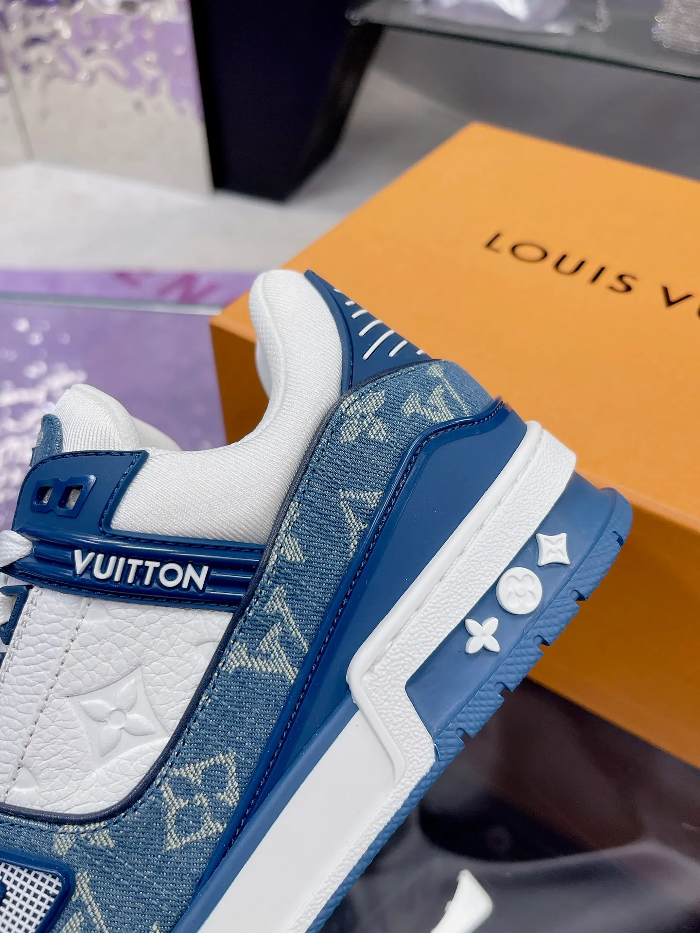👟👟Ex-factory price 840👟👟 Original development, quality shipping, welcome to compare ❥❥❥❥❥❥LV Trainer Maxi sneakers series LV Trainer Maxi sneakers introduce the loose silhouette of the ready-to-wear series into the LV Trainer sneaker design written by Virgil Abloh, making an eye-catching appearance at the 2024 spring and summer men's wear show. The cow leather upper is combined with rough fabric laces, and colorful beading highlights the brand's classic elements. LV letters mark the tongue and Monogram floral outsole. Mixed materials Made of first-layer cowhide, wrapped in imported custom-printed denim, thick shoelace design, large Monogram print on the side, "lv 54" badges on the tongue and heel, rubber outsole decorated with Monogram flowers, mesh lining and cotton feet, the comfort is as extreme as ever, premium heritage, quality first, worth owning! Size: 35-40 for women, 39-44 for men (45 is custom-made and cannot be returned or exchanged) ♡Full set of packaging with original gift box